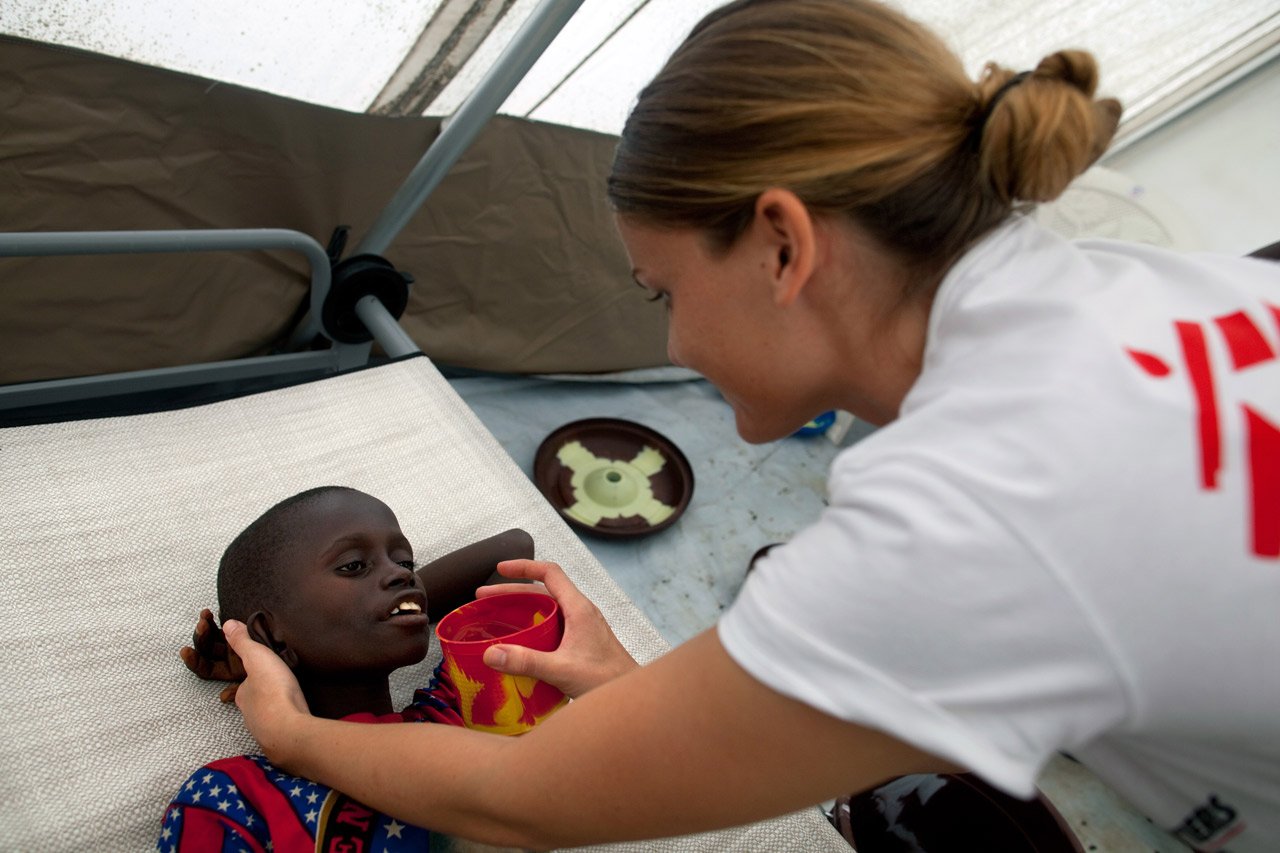 Les équipes médicales de MSF ont également multiplié les centres de traitement et ont ainsi soigné près de 5 000 patients en Guinée et en Sierra Leone.