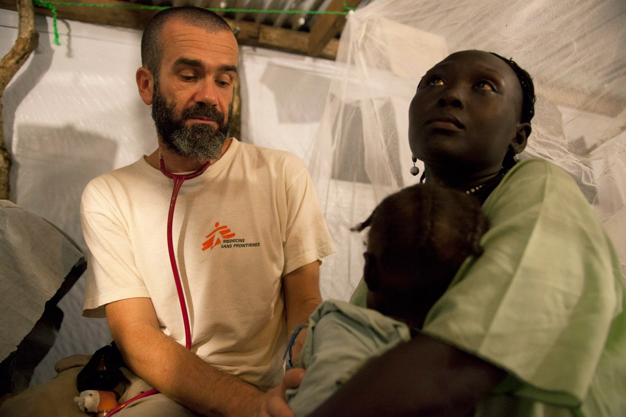 Le docteur Roberto Scaini relate le quotidien des équipes de nuit à l'hôpital de campagne de MSF dans le camp de réfugiés de Batil.