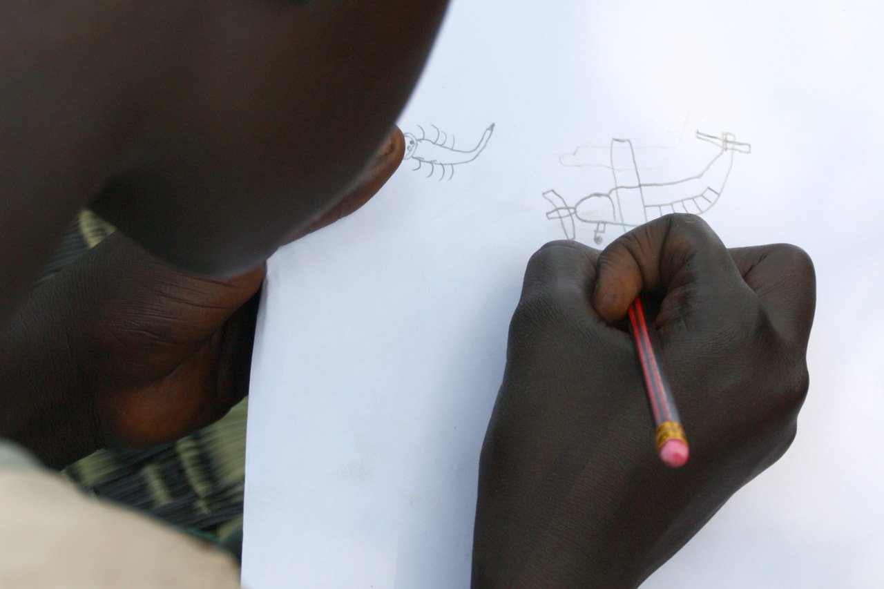 «On leur demande de dessiner ce qui les effraie le plus. Ils dessinent presque tous des avions et disent que ce sont les avions qui les ont forcés à fuir.»