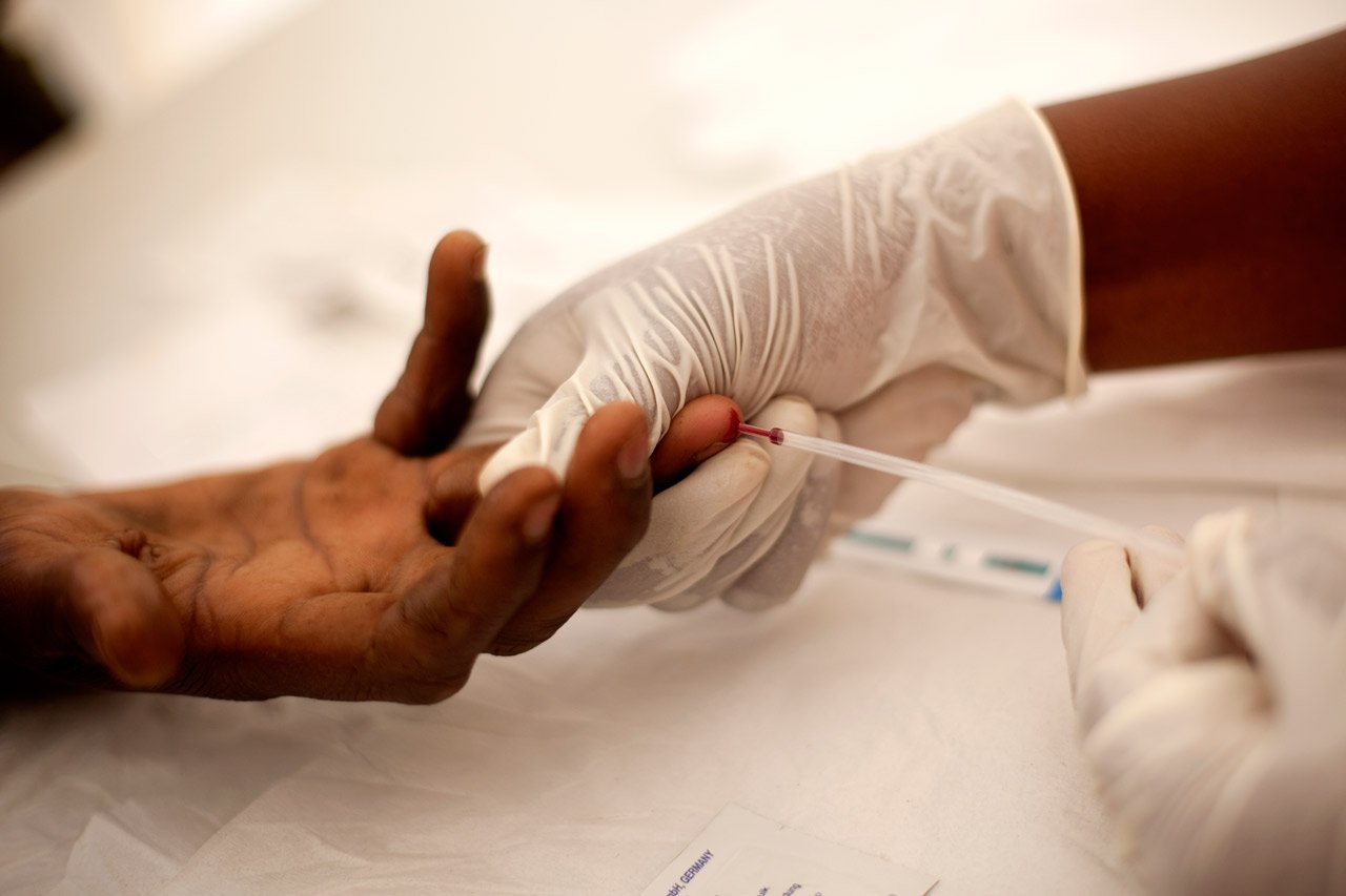 12 ans après avoir commencé à fournir des antirétroviraux dans les pays en développement, MSF compte maintenant plus de 222 000 personnes sous traitement dans 23 pays.