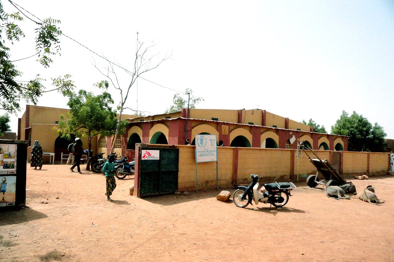Depuis plus d’un an à Tombouctou, les équipes de MSF soignent et opèrent des patients et des blessés en provenance de toutes les parties au conflit.