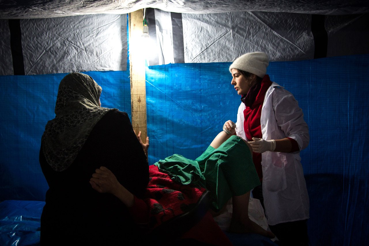 Cathy Janssens, jeune sage-femme belge, revient d’une mission dans l’un des hôpitaux de Médecins Sans Frontières en Syrie.