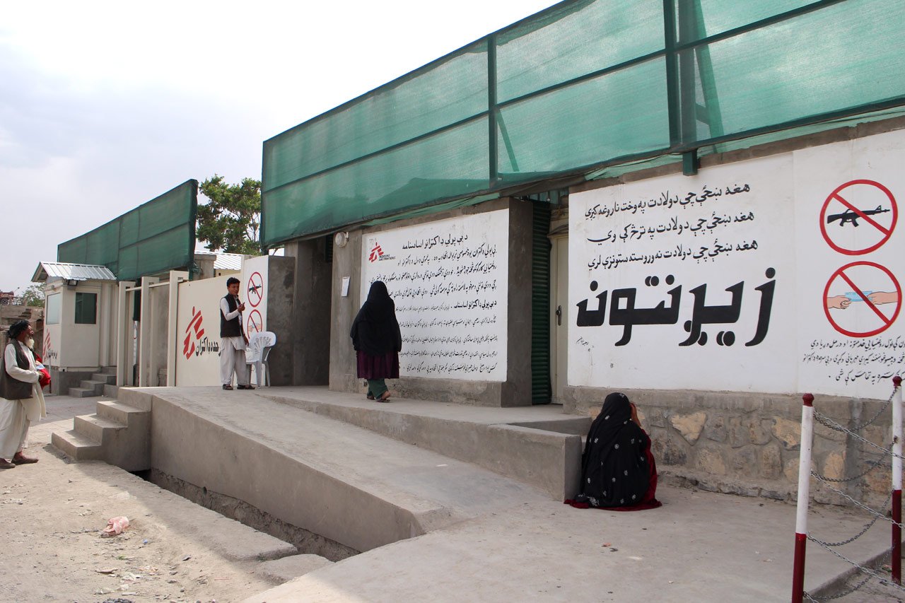 A l’est du pays, dans la ville de Khost, MSF a également ouvert une maternité. Sur ces sites, MSF dispense des soins médicaux essentiels gratuits.