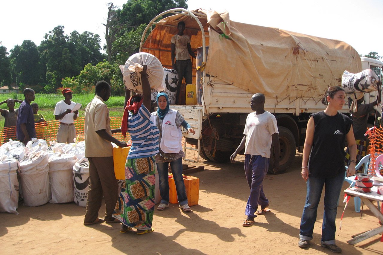 Les équipes de MSF ont aussi mis sur pied trois dispensaires mobiles par semaine afin de fournir des soins à 2 100 personnes déplacées.