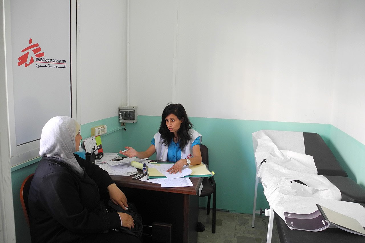 Un docteur MSF conseille une réfugiée syrienne sur comment prendre ses médicaments à la clinique MSF de Dar el Zahra.