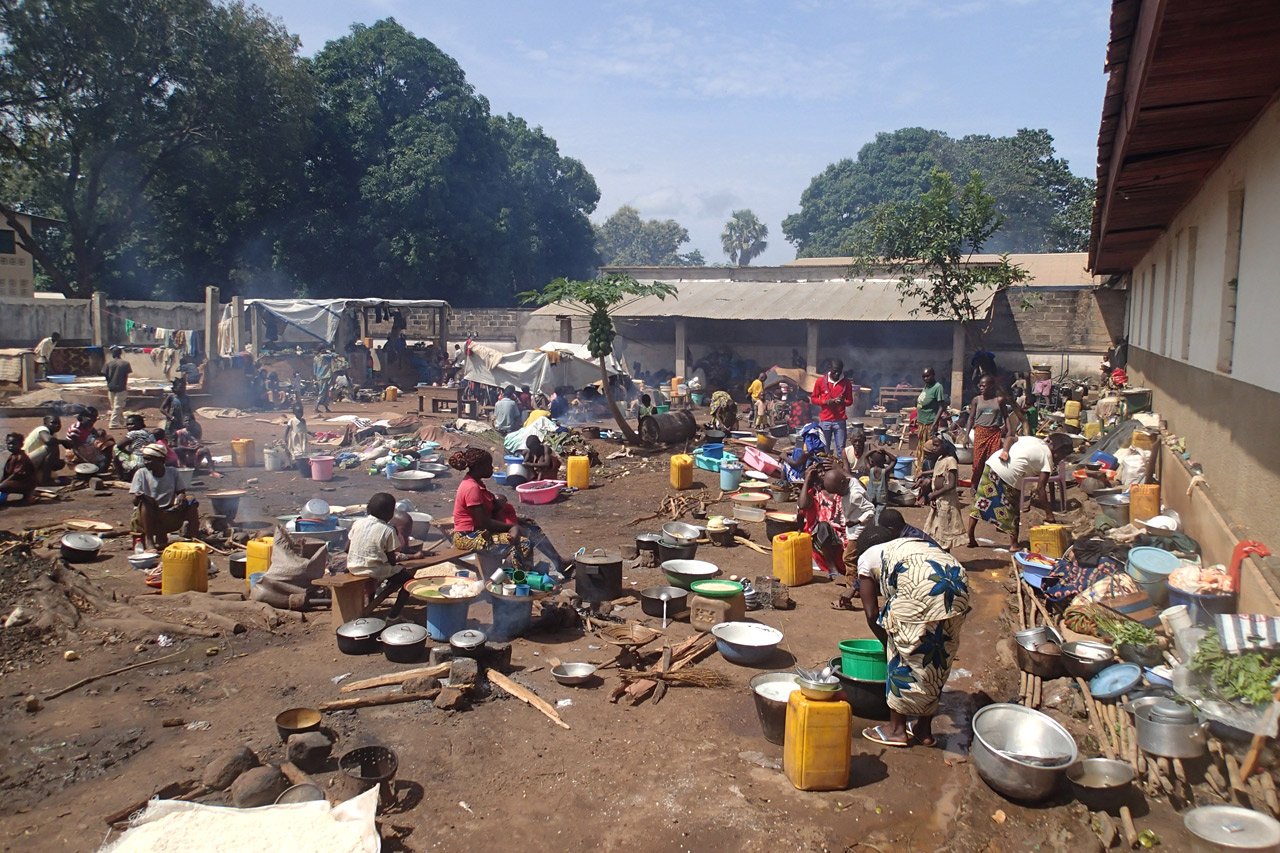 A Bossangoa, ils seraient 28 000 à avoir trouvé refuge au sein de la mission catholique, ce qui dépasse de très loin la capacité d’accueil du site.