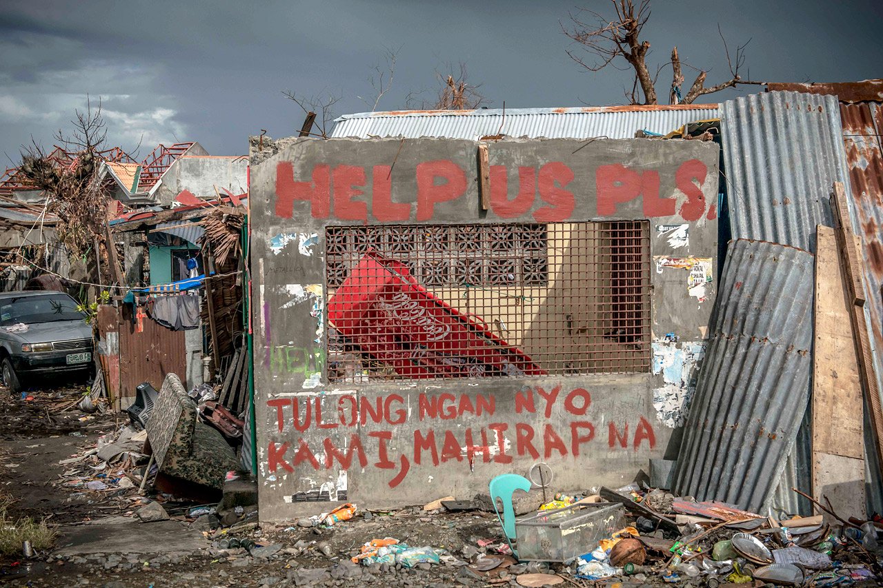« Aidez-nous s’il vous plait ». C’est ce qu’un survivant de Tanaua a inscrit en grosses lettres de peinture rouge sur ce qu’il reste de sa maison.