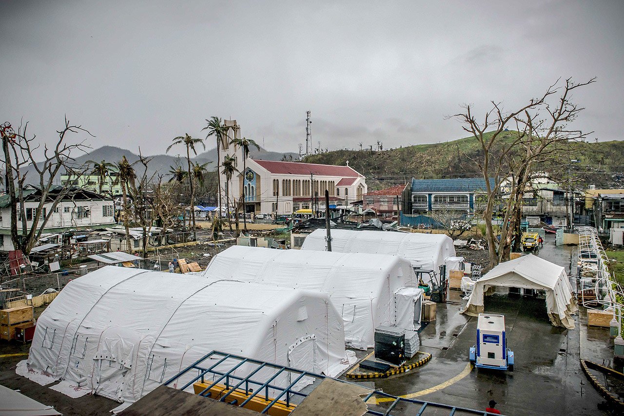 Cet hôpital gonflable est autosuffisant et a été développé par MSF pour permettre une réponse rapide aux catastrophes naturelles.