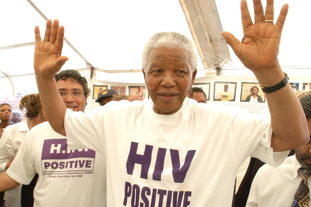Lors de sa visite du programme en 2002, il a exprimé sa solidarité en portant un T-shirt "HIV POSITIVE".