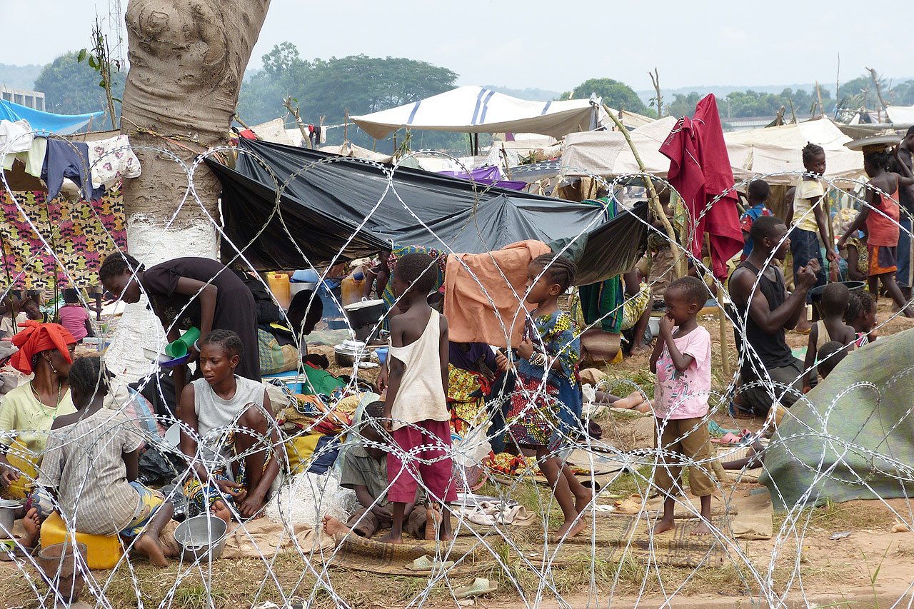 De plus en plus de personnes fuient leurs maisons et trouvent refuge dans les différents camps de déplacés de la ville.