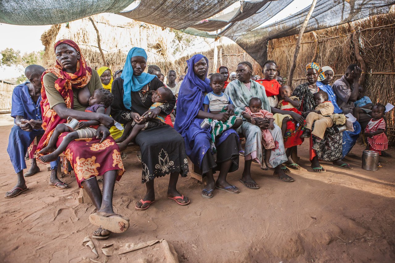 Plus de 70 000 personnes, en majorité des femmes et des enfant, ont fui la ville pour se rendre à Awerial.
