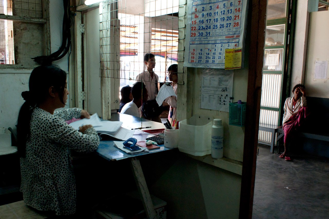 Pharmacie à l’intérieur de la clinique MSF de Insein à Rangoun.