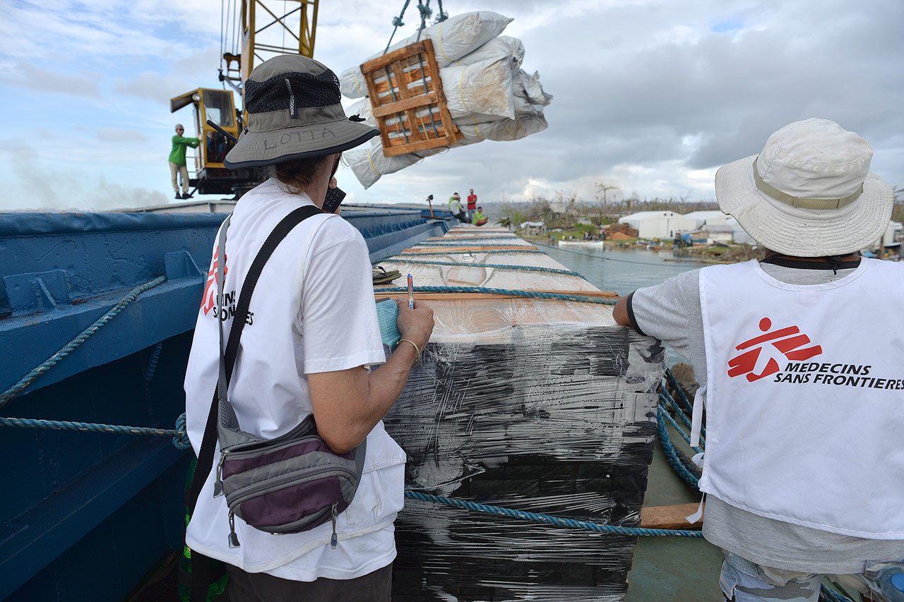Déchargement de 300 tonnes de tentes, matériaux de construction et autres fournitures pour le projet en Guiuan.