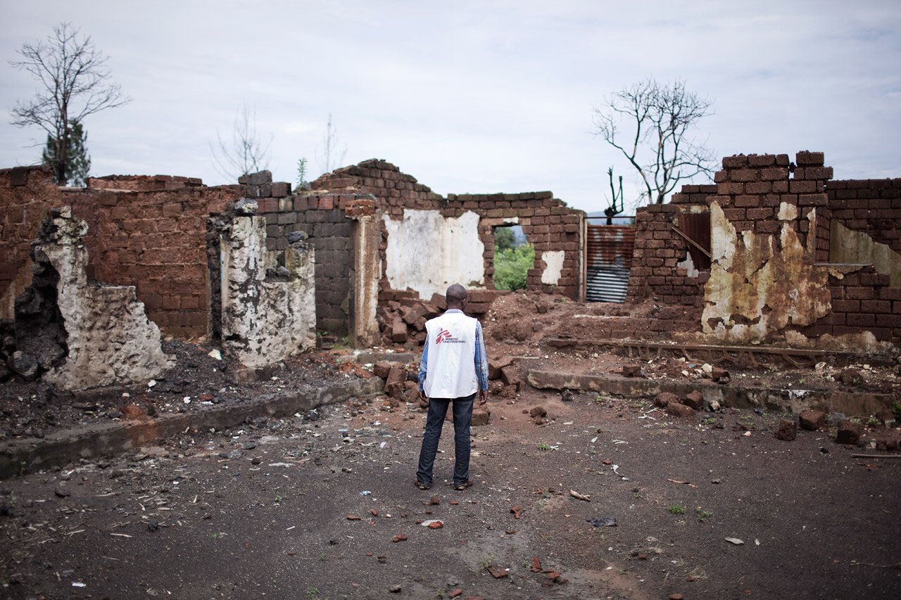Un bureau MSF incendié durant les combats à Kitchanga en septembre 2013. Province du Nord-Kivu, RDC.