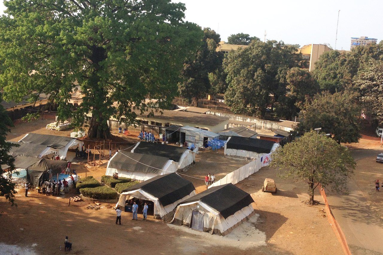 Vue aérienne du centre de traitement de l’ebola dans la capitale guinéenne Conakry. 