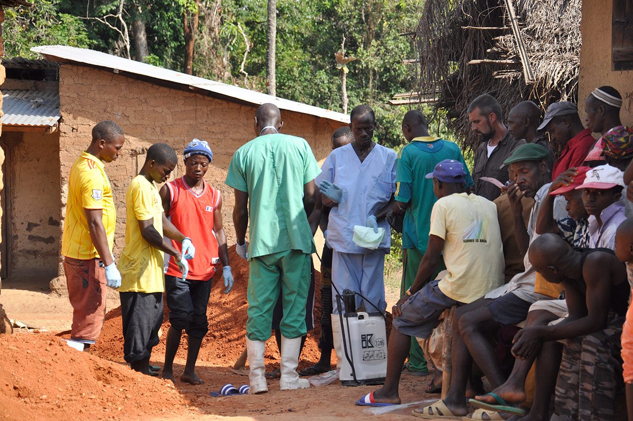 Pour parvenir à contrôler une épidémie d’Ebola, les équipes doivent travailler en étroite coopération avec les populations touchées.
