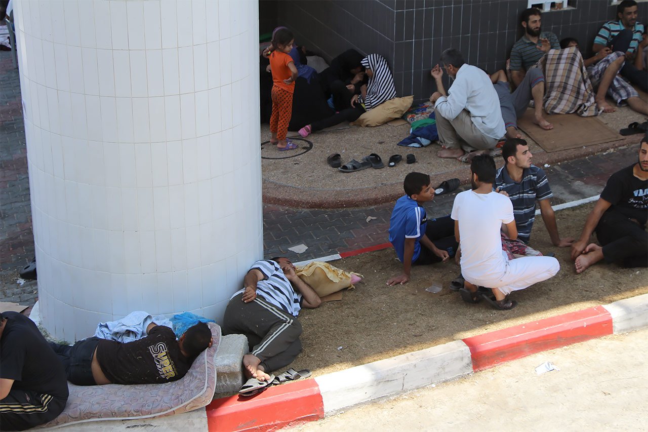 Familles déplacées par les bombardements et réfugiées dans l'enceinte de l'hôpital Shifa, Gaza ville, où MSF travaille.