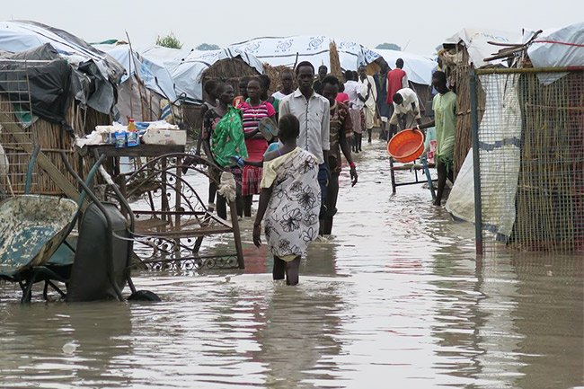 Au Sud-Soudan, 40.000 personnes se pressent dans un camp inondé des Nations Unies à Bentiu.
