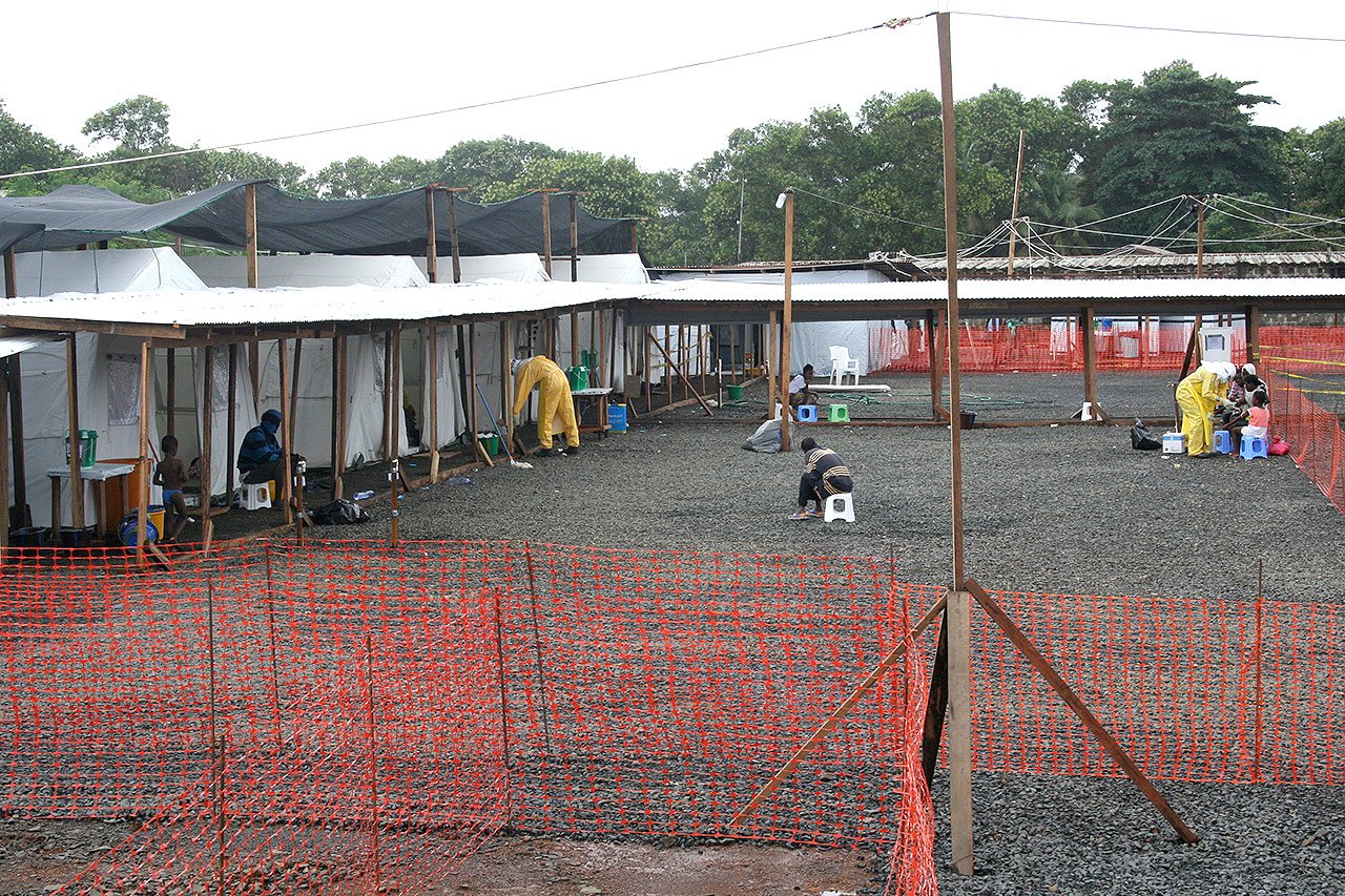 Dans le centre ELWA 3, ouvert par MSF le 17 août, le nombre de patients continue d'augmenter, et dépasse les possibilités de prise en charge.