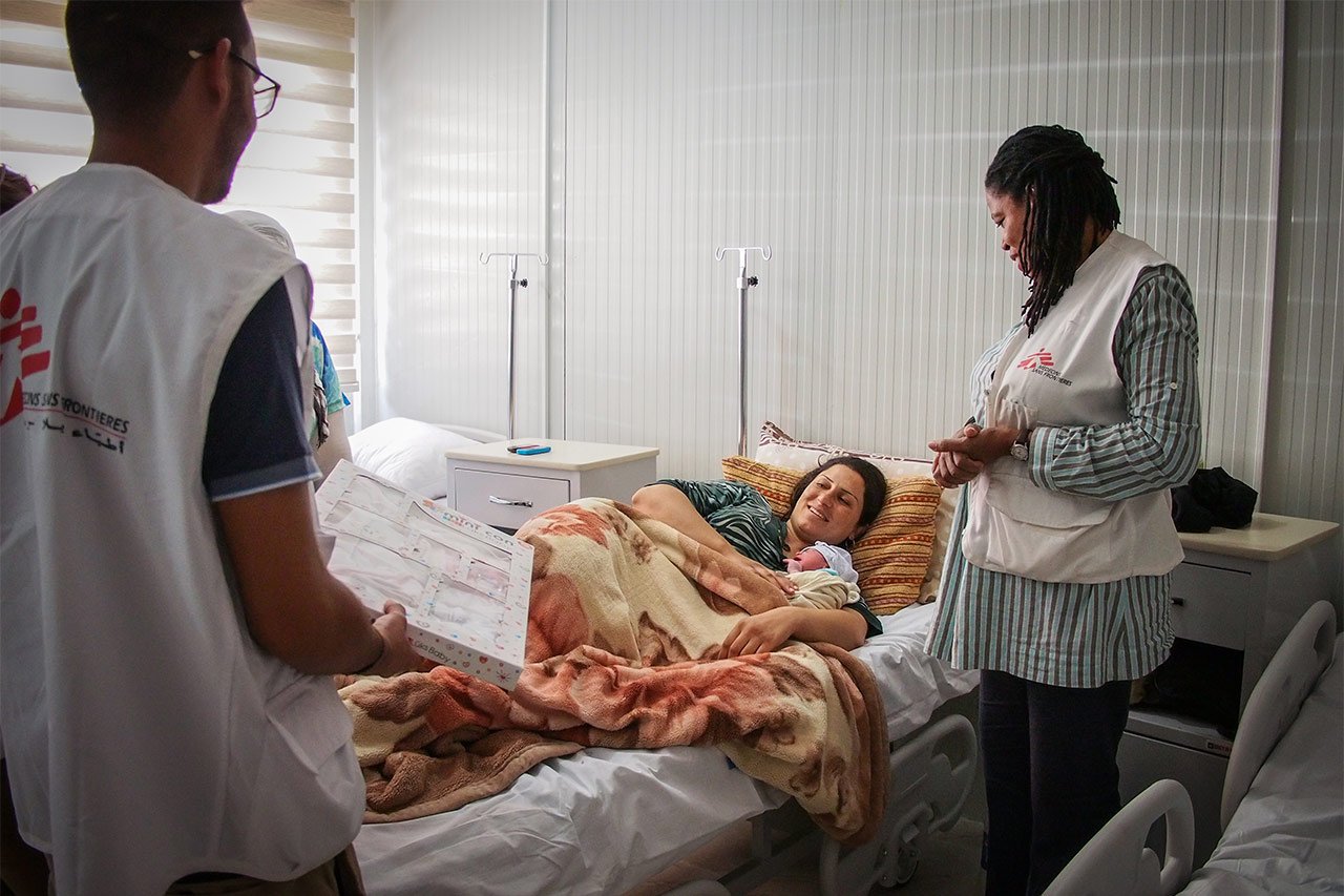 L’équipe MSF félicite la mère et lui offre un présent pour la naissance d’Ayla.