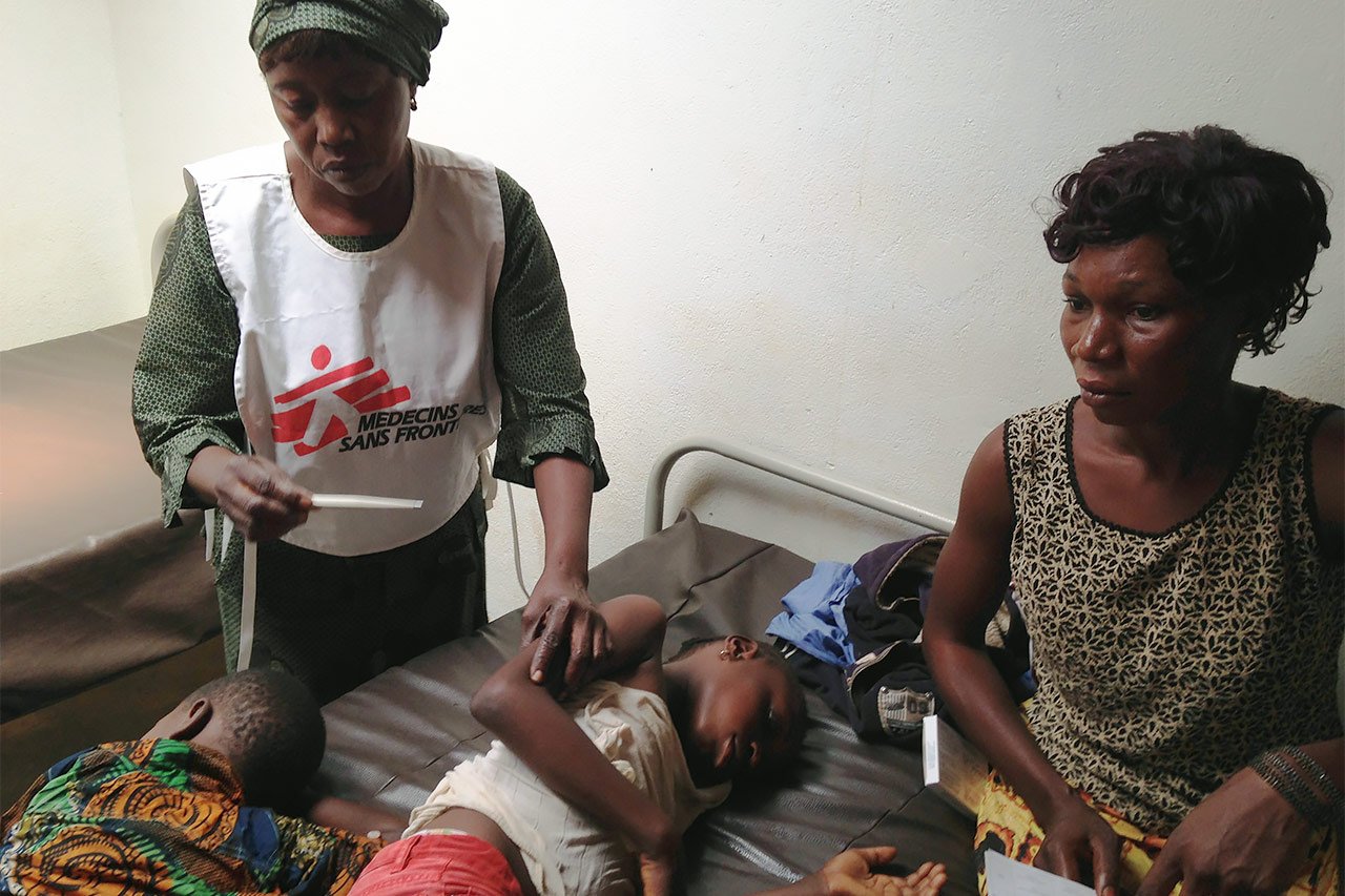Corine et ses deux filles, Ketura et Océane, à la clinique MSF.