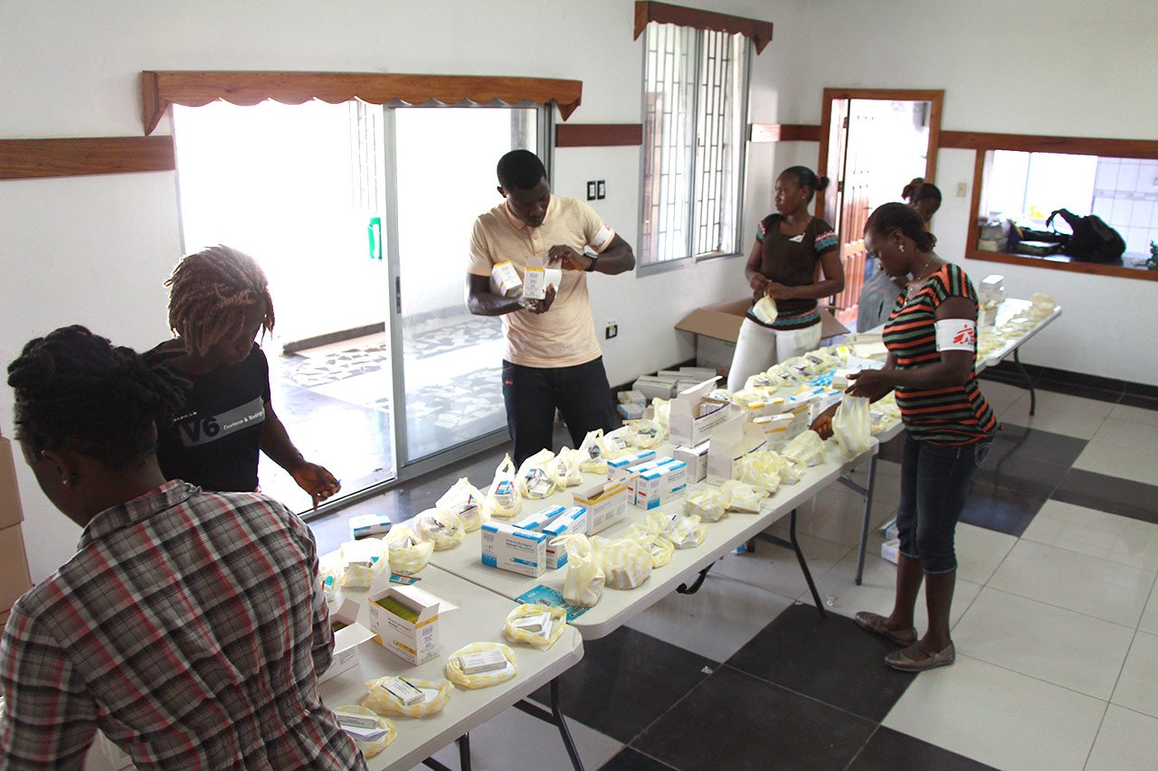 Pour pallier l’effondrement du système de santé, MSF distribue un traitement antipaludéen à quelque 300 000 personnes à Monrovia.