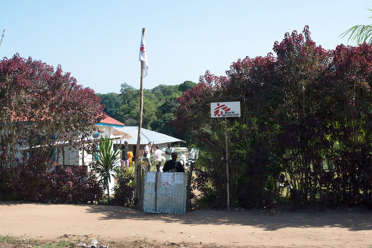 Entrée du centre de traitement ebola de MSF à Boende