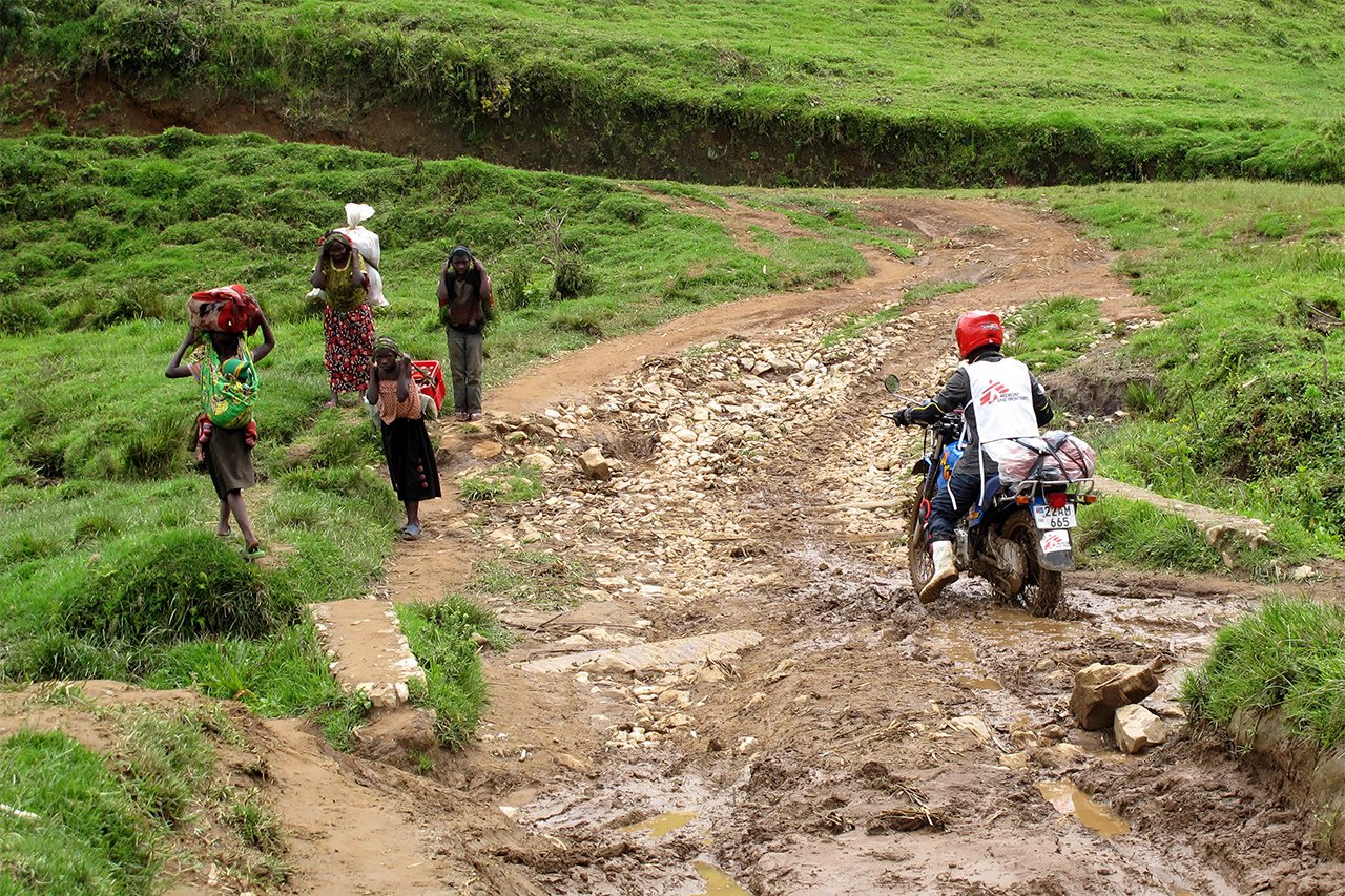 Motards de MSF sur la route de Minova à Numbi, Sud-Kivu. (RD Congo)