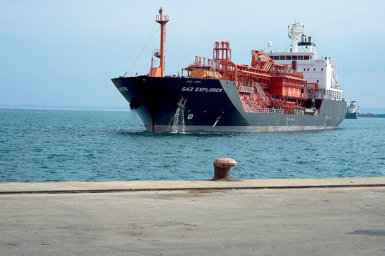 Un bateau ayant porté secours à des réfugiés, principalement syriens, accoste au port d’Augusta en Italie en septembre 2014.