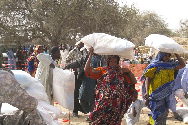 En collaboration avec les autorités locales, MSF a distribué des kits d’hygiène et d’abris à environ 6000 personnes à Ngouboua, Bagasola et à Forkouloum.