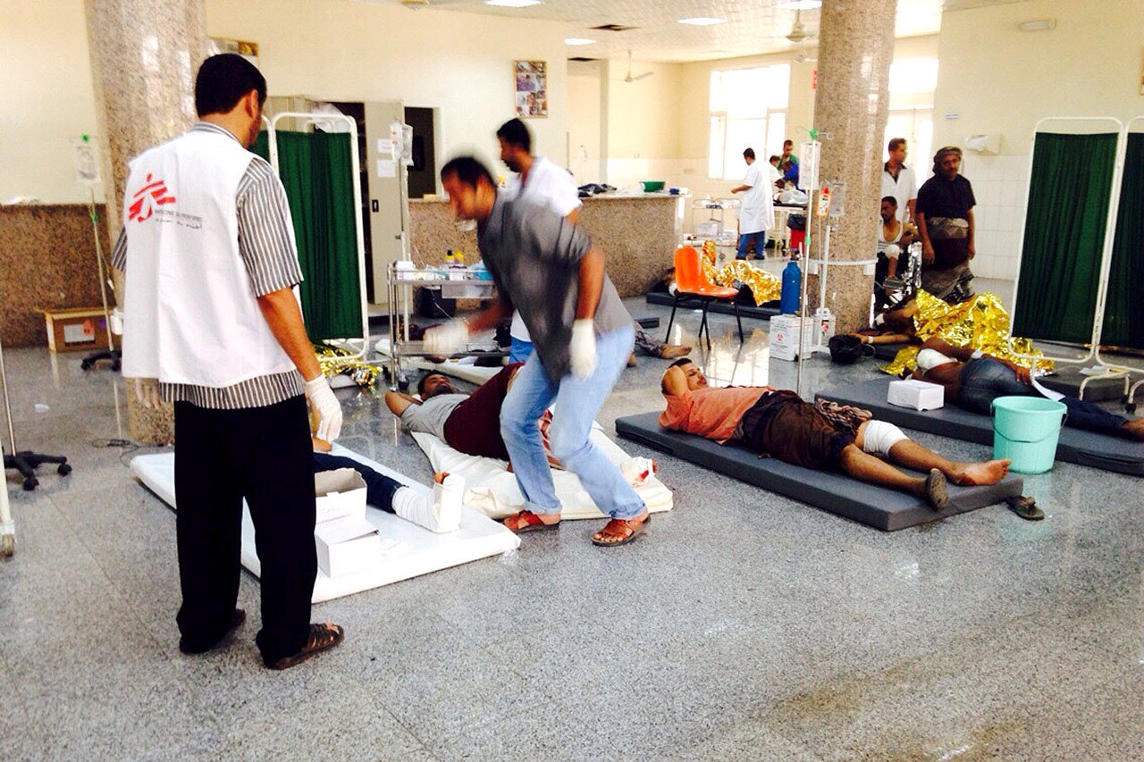 Les trente blessés sont arrivés à l'hôpital à partir de 20h et souffraient principalement de brûlures et de blessures causées par des explosions et des éclats d'obus.