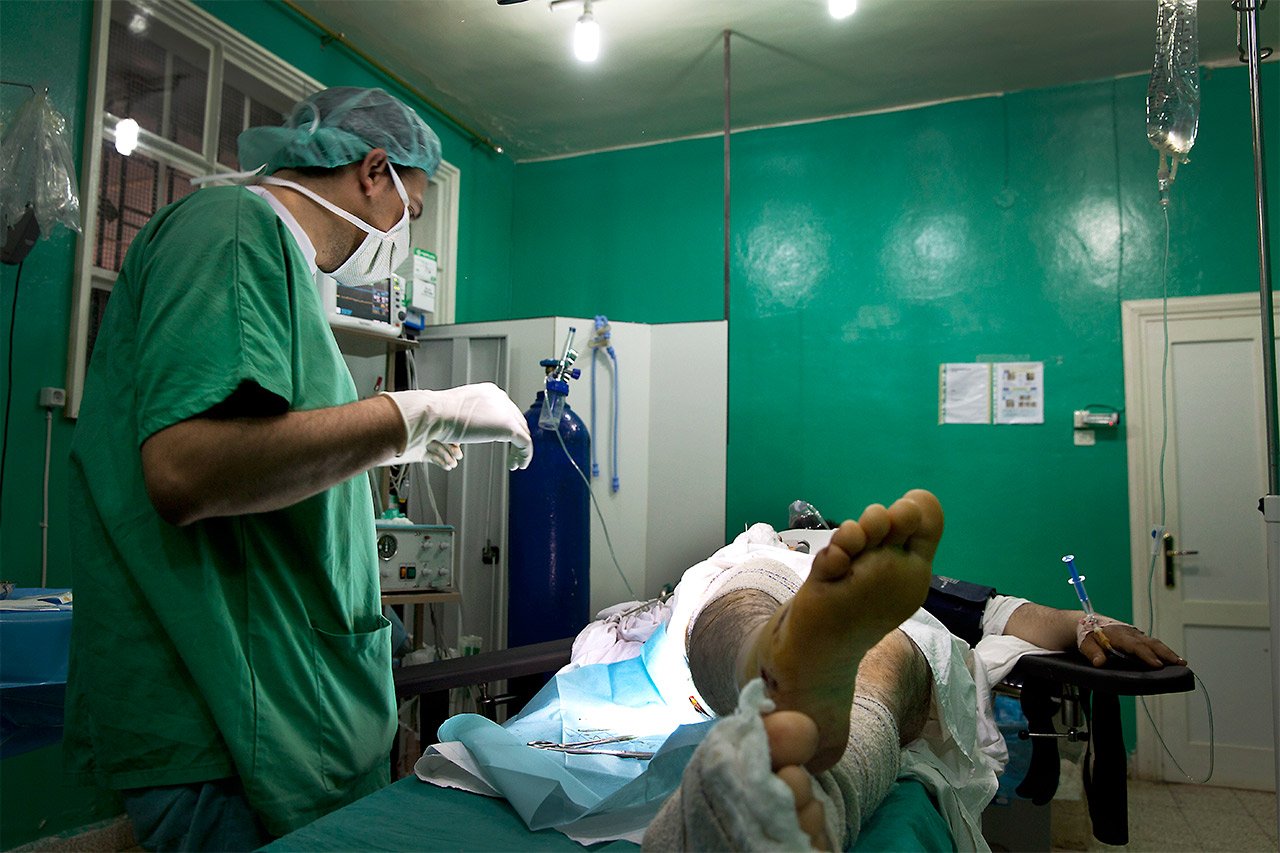 MSF a six centres médicaux en Syrie et apporte un soutien direct à plus de 100 hôpitaux, postes de santé et dispensaires à l’intérieur du pays.