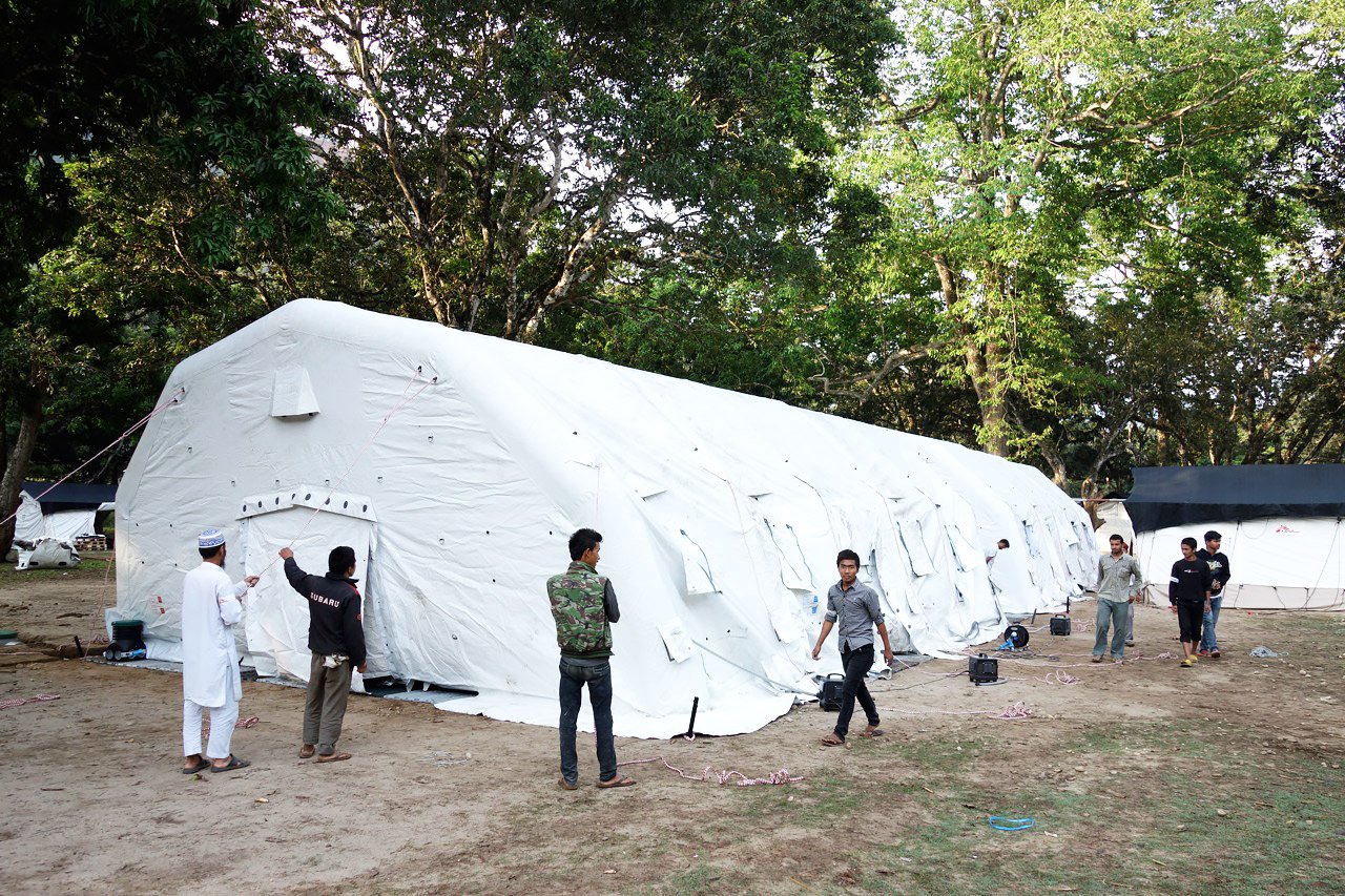 Dans le village d’Arughat, dans le district de Gorkha, MSF a installé un hôpital gonflable de 20 lits pour prendre en charge les blessés.