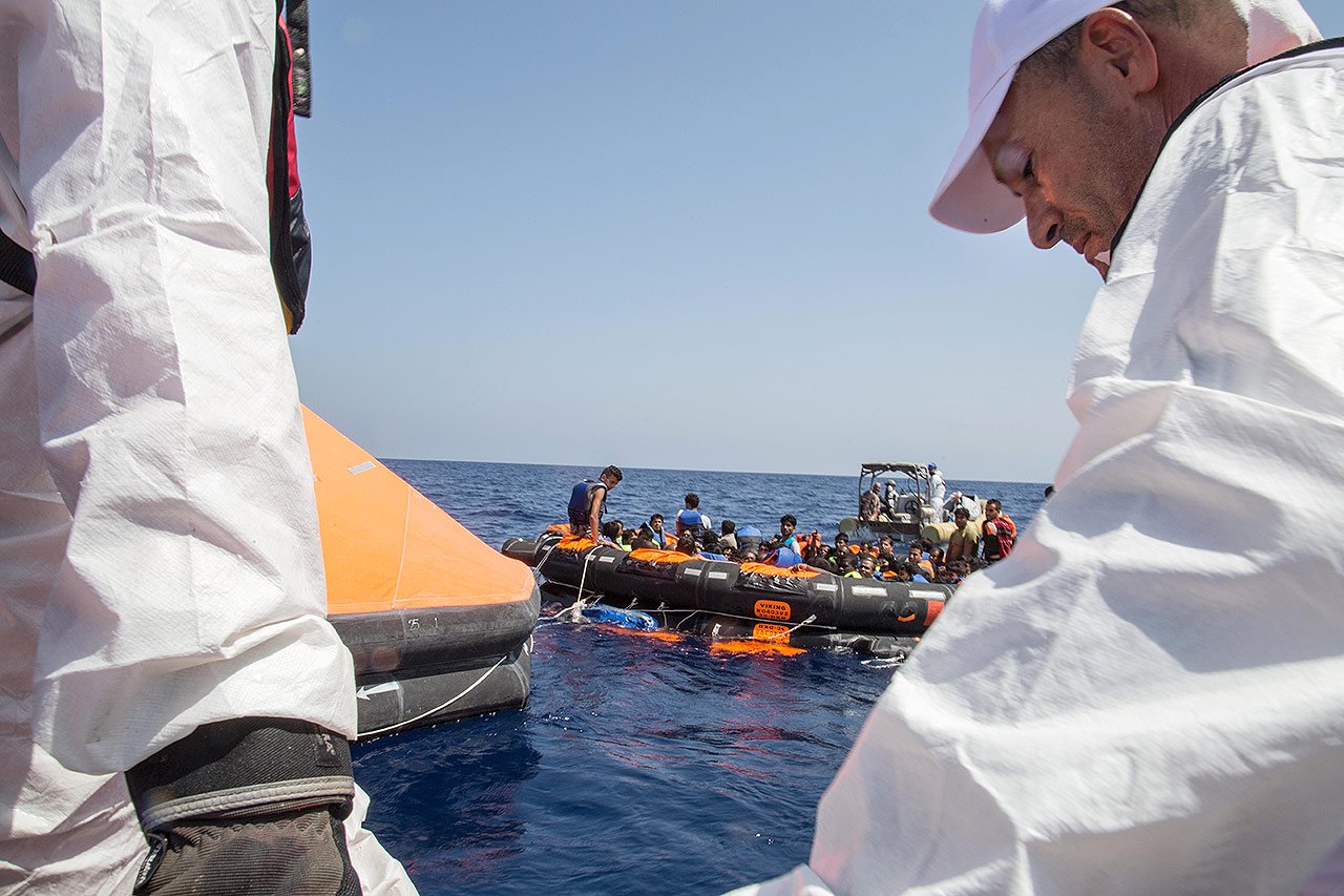 Le bateau de recherche et sauvetage de MSF, le Dignity I, est arrivé sur les lieux peu après le naufrage.