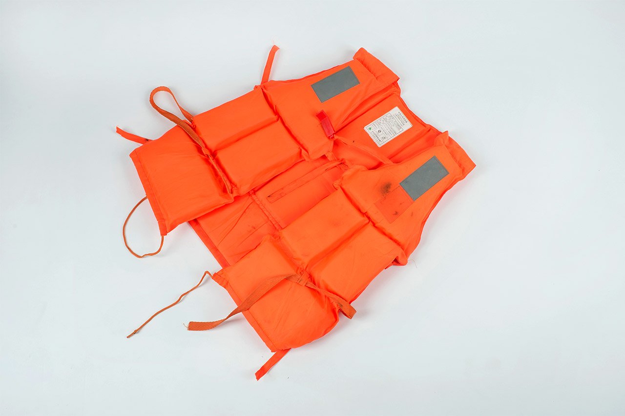 Faites que ce gilet ne soit plus nécessaire. Offrez à ceux qui fuient une alternative humaine, digne et sécurisée.