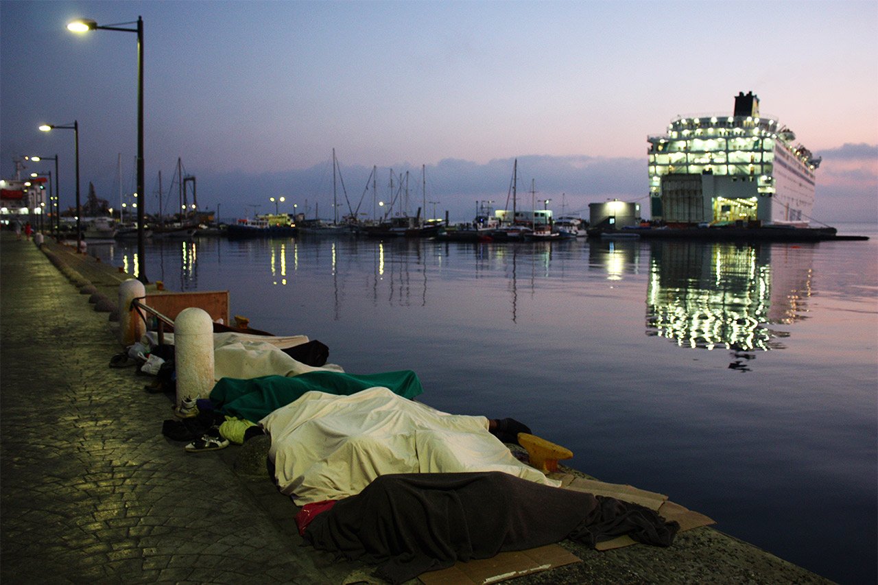 3000 personnes sont actuellement éparpillées autour de la ville de Kos en attendant d’obtenir l’autorisation de quitter l'île, ce qui prend en moyenne huit jours.