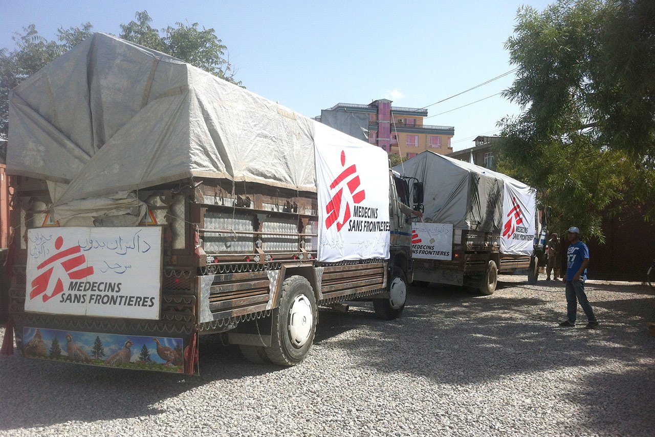 Des fournitures médicales et des médicaments ont été envoyés de toute urgence par la route et par avion à Kunduz.