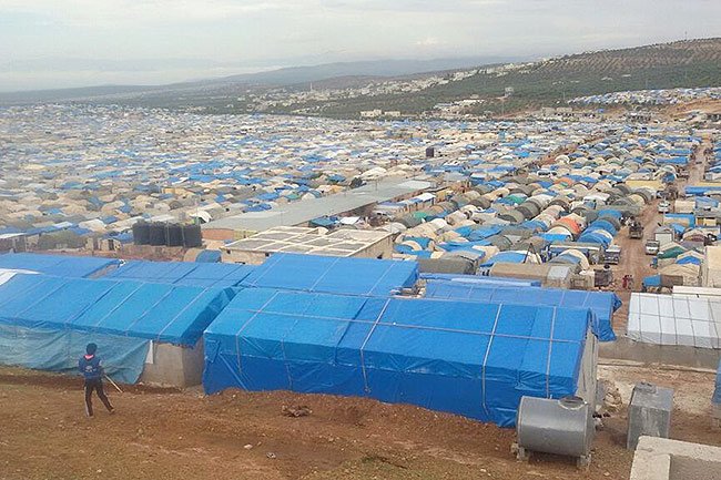 Ainsi, 1 700 familles ont rejoint les 110 000 déplacés syriens vivant dans quatre camps de regroupement autour d’Atmeh, dans le gouvernorat d’Idlib.
