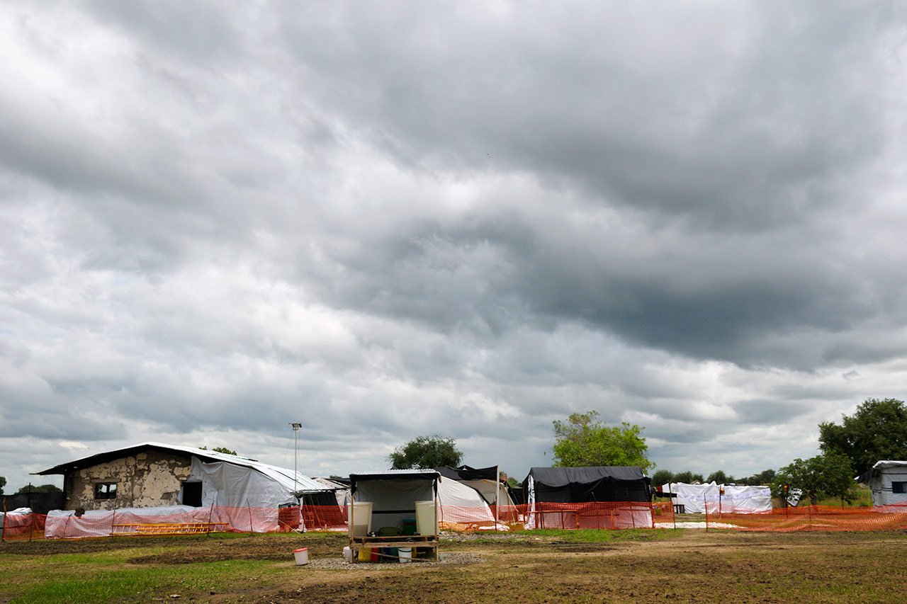 Vue générale du compound de MSF dans le village de Gumuruk au Soudan du Sud en septembre 2013.