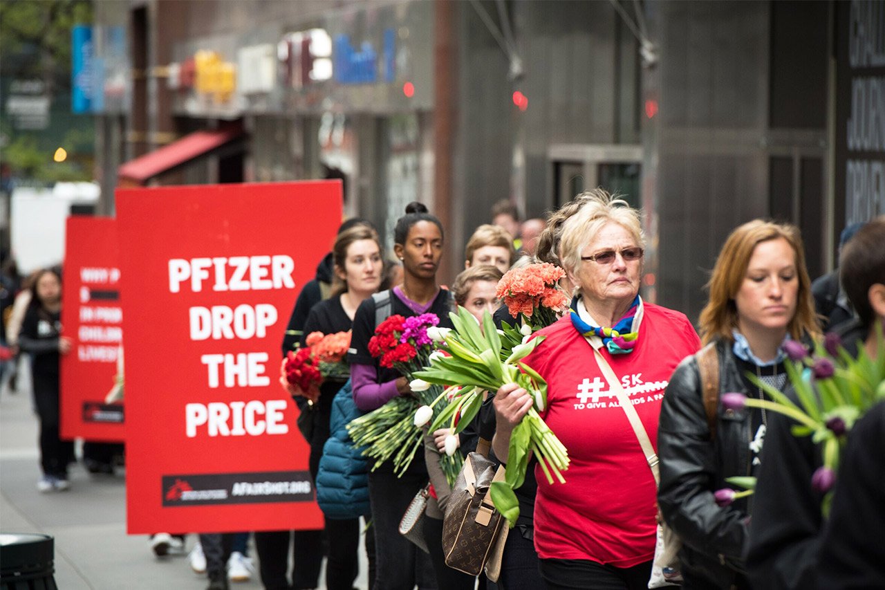 Des dizaines de personnes ont déposé 2 500 fleurs devant l’entrée du bureau, une pour chaque enfant qui meurt de pneumonie chaque jour.