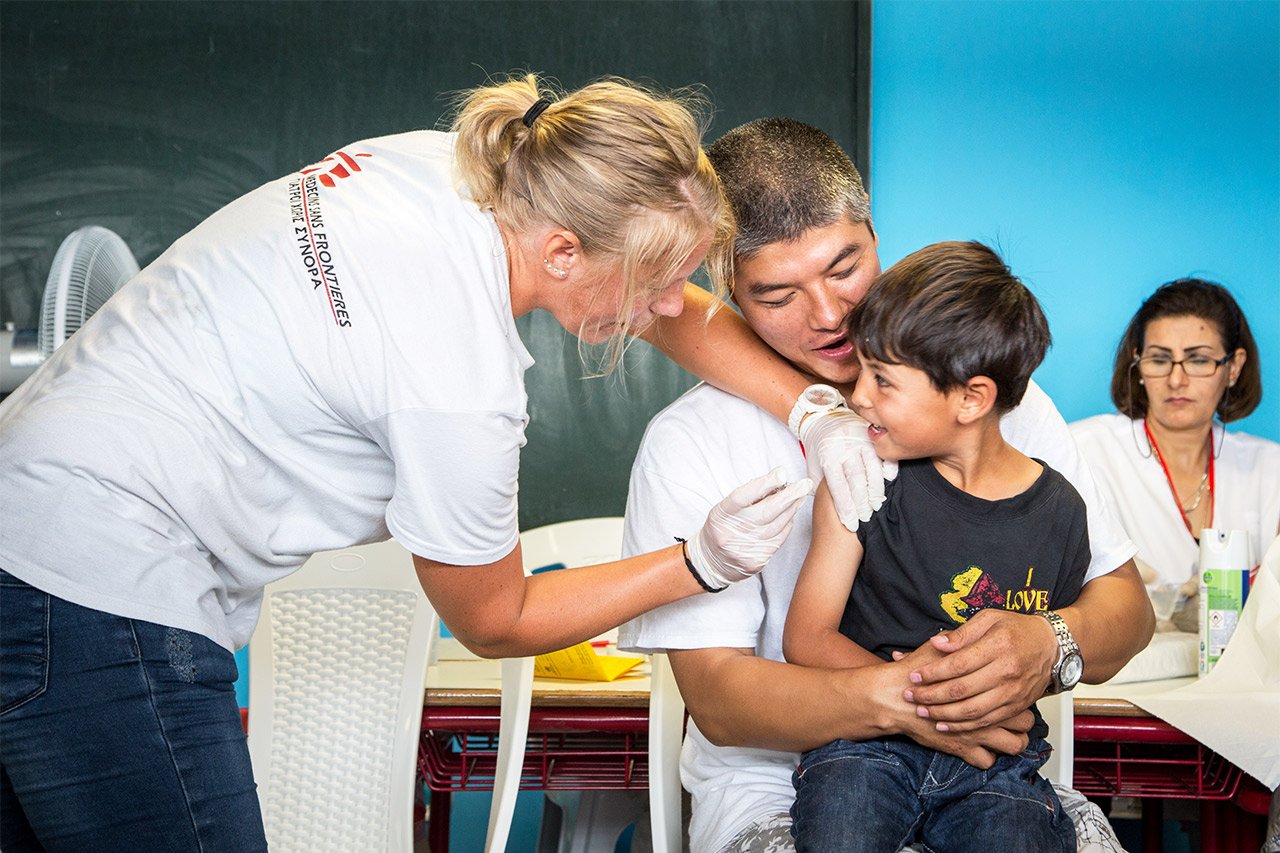 MSF a mené des campagnes de vaccination dans plusieurs camps de réfugiés et sites informels en Grèce, à destination de plus de 5 000 enfants âgés de 6 mois à 15 ans.