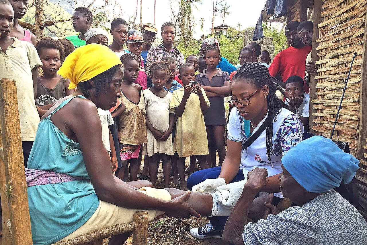 Une infirmière MSF soigne une patiente lors d’une clinique mobile dans le village de Nan Sevre, seulement accessible par hélicoptère.