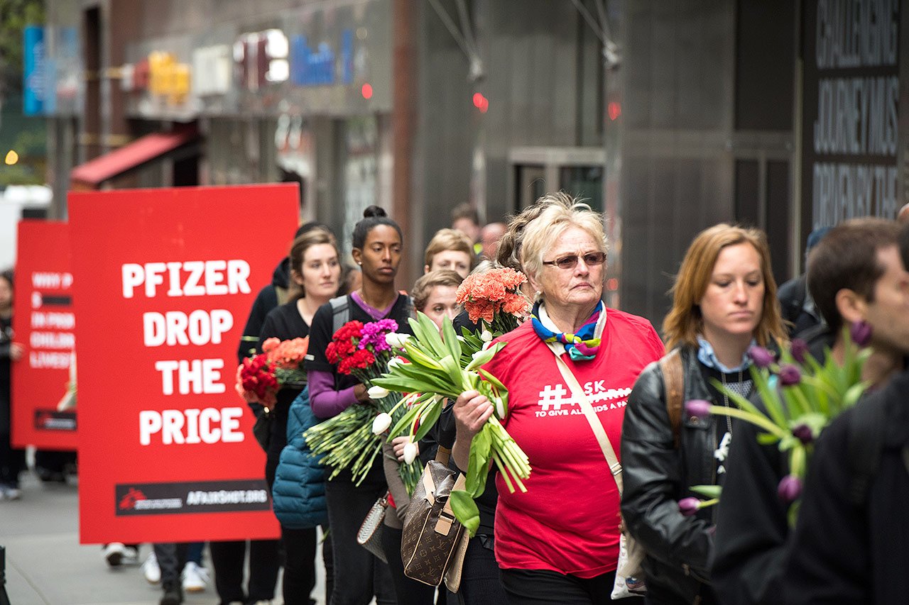 En avril dernier, MSF a remis une pétition signée par 416000 personnes au siège de Pfizer afin d'exiger une baisse du prix du vaccin contre la pneumonie.