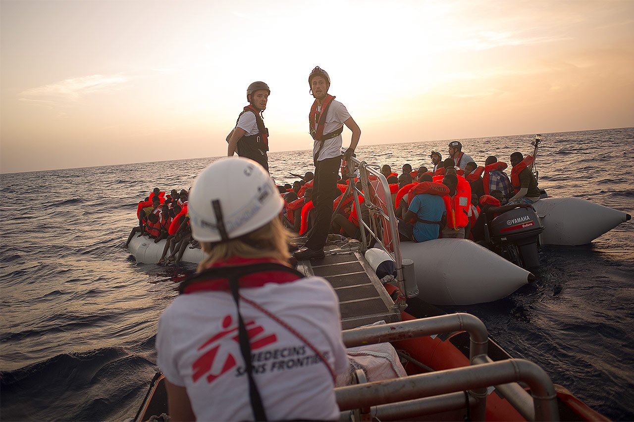 Les équipes de MSF et SOS MEDITERRANNEE lors d’une opération de sauvetage. Ils ont secouru plus de 180 personnes de ce bateau pneumatique.