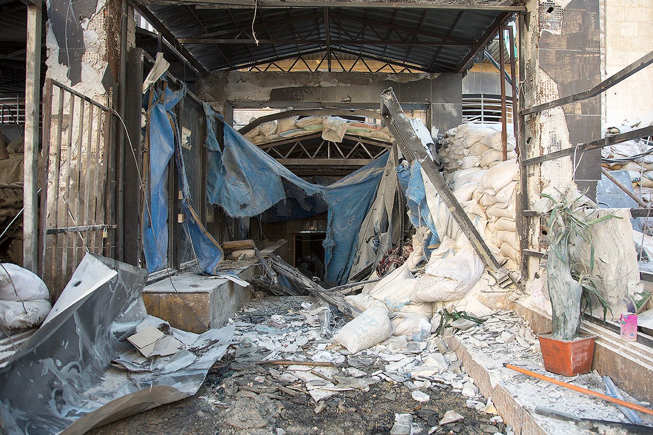 L’entrée principale d’un hôpital après des bombardements récents.