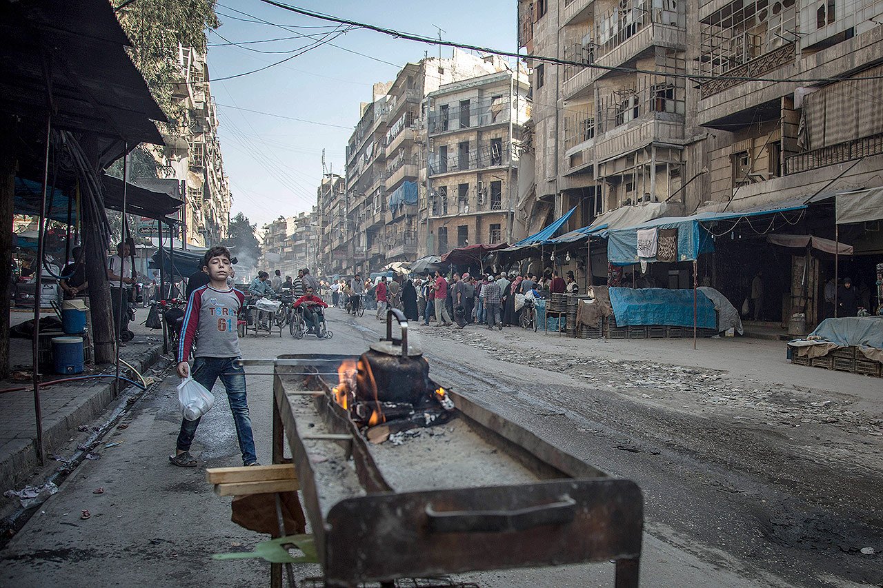 Des milliers de civils attendent toujours de quitter Alep-Est et l’évacuation devrait prendre quelques jours.