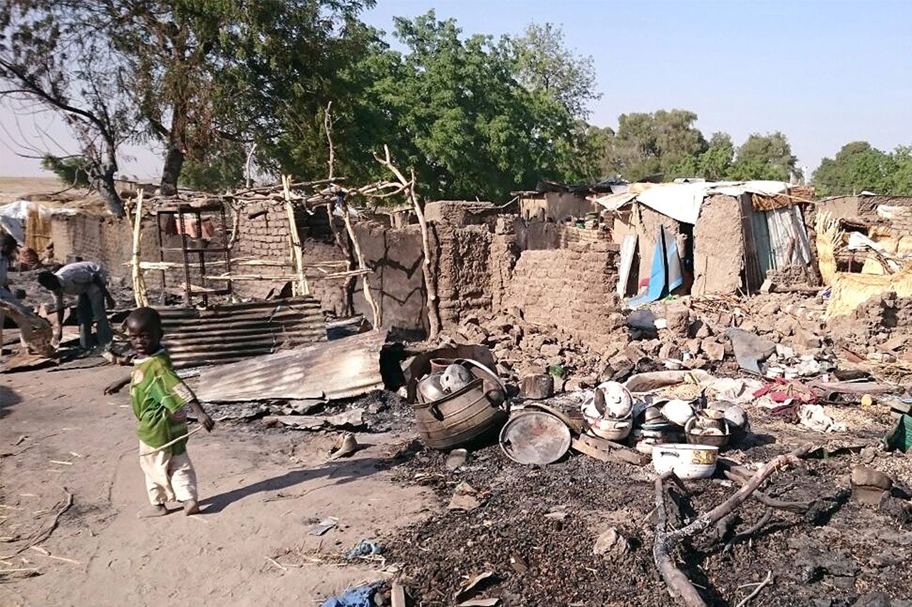 Environ 90 personnes ont été tuées lorsqu’un avion militaire nigérian a survolé deux fois la ville avant de lâcher deux bombes en plein centre de Rann.