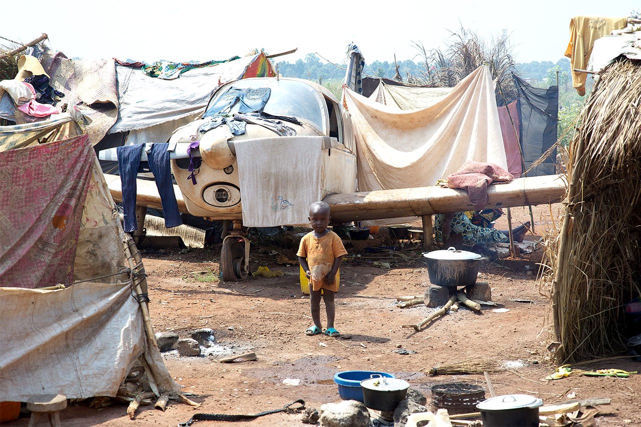 À l’apogée de la crise, 100000 personnes vivaient dans ce camp. Ceux qui ne pouvaient trouver refuge parmi les ruines de vieux avions s’étaient rassemblés dans des entrepôts vides ou tout ce qui pouvait leur servir de toit.