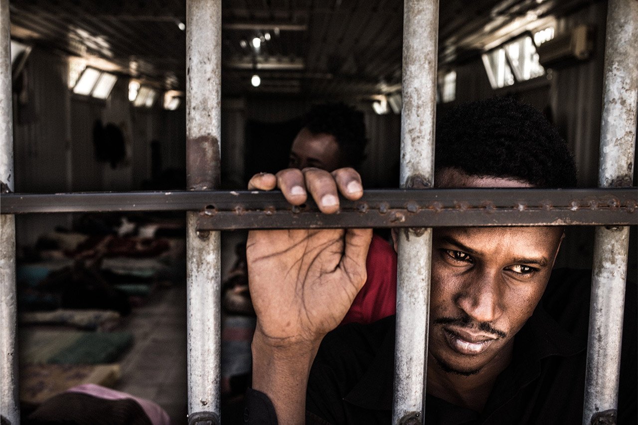 Un migrant Erythréen dans sa cellule au centre de détention de Gharyan en Libye.