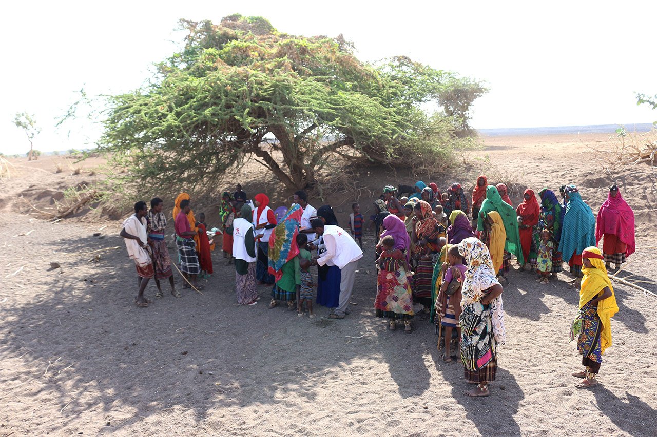 Une équipe MSF en train d’examiner la population pour la malnutrition dans la région Somali l'année passée.